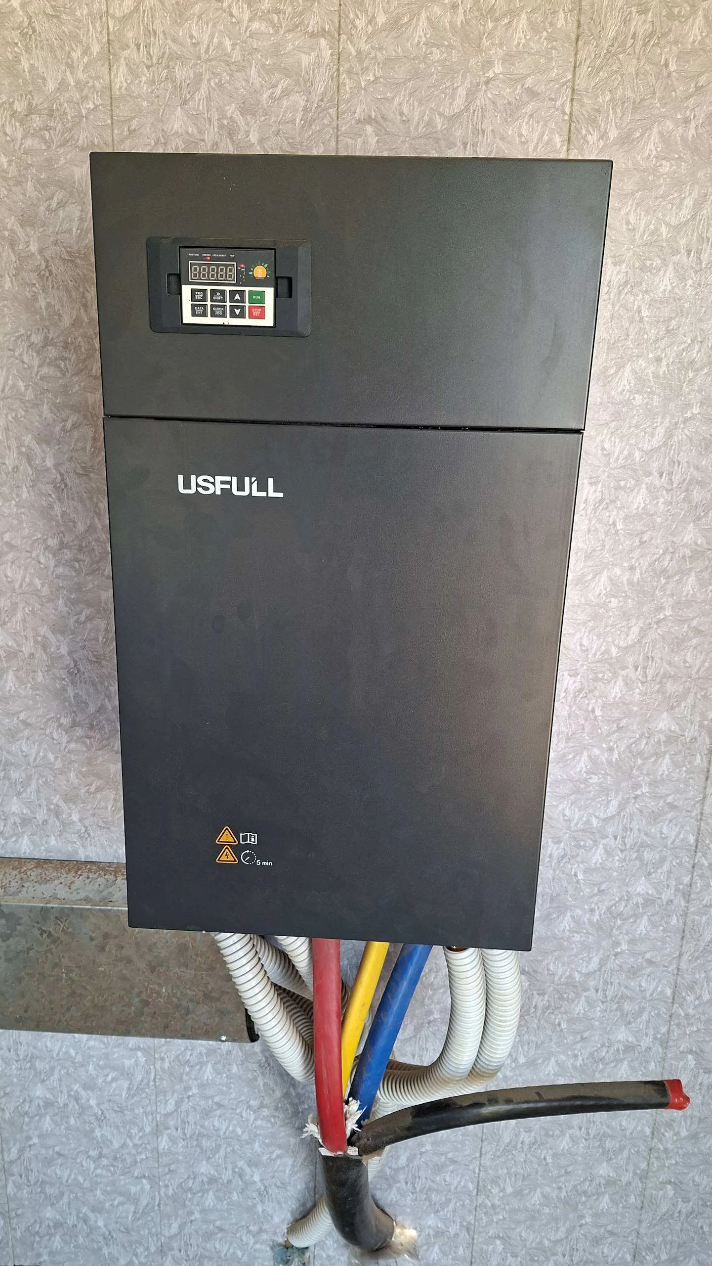 إنفرتر USFULL مثبت على الجدار