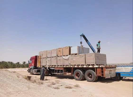 شاحنة توريد معدات المشروع